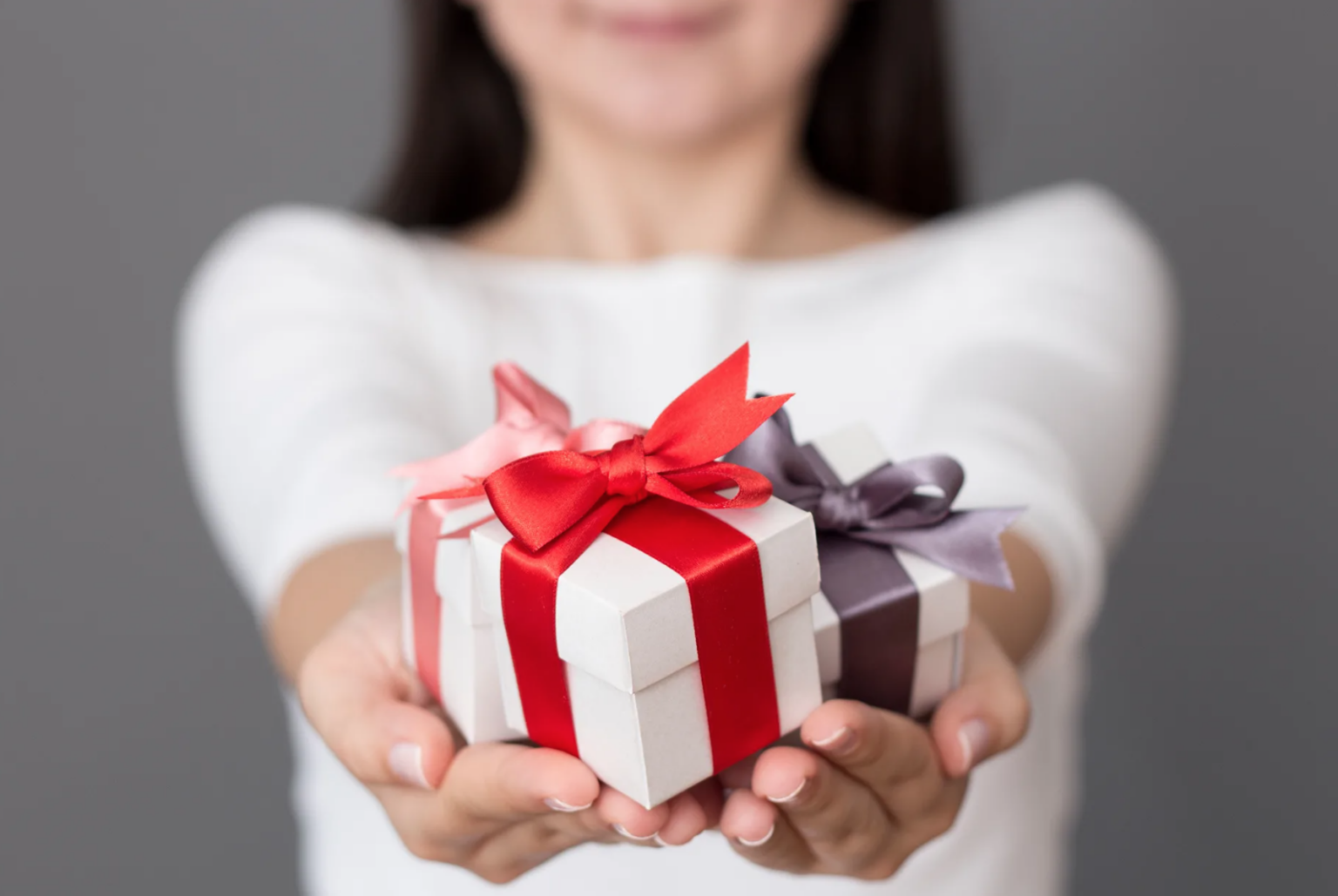 Мужчина дарит подарок. Мужчина дарит подарок. Дарим подарки. Девушка и парень с подарками. Девушка с подарком в руках.